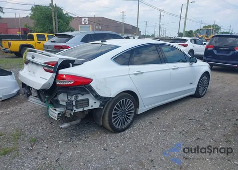 2018 Ford Fusion Energi Titanium z USA, uszkodzony, nr VIN 3FA6P0SU1JR223645